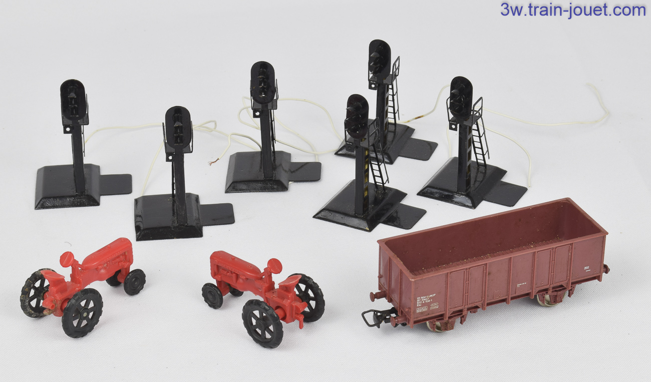 Une 67001 et son convoi de wagons divers - FR